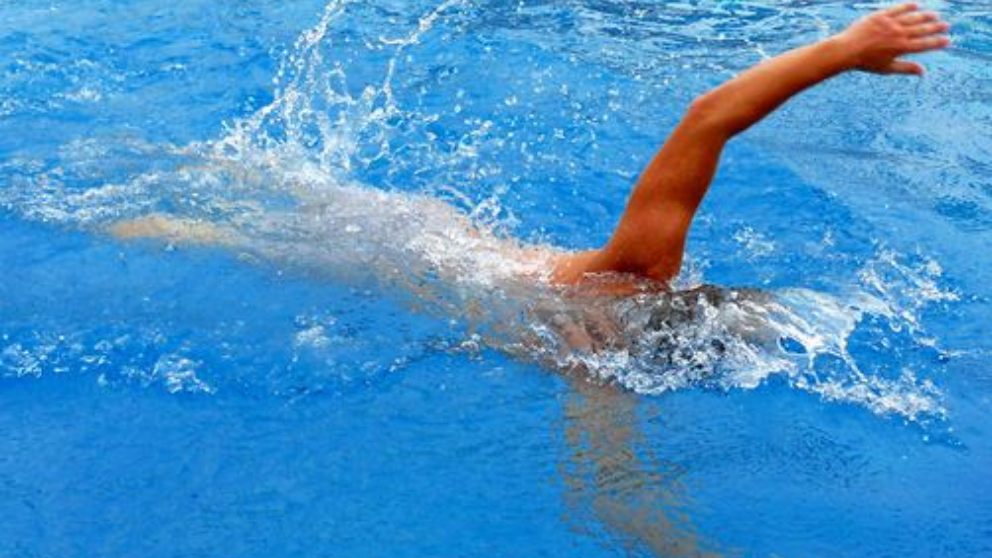 Nadar es uno de los mejores ejercicios físicos para proteger nuestra salud cardiovascular.