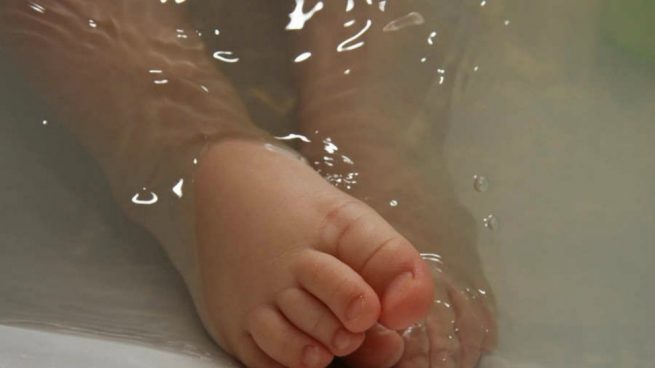 muerte de una bebé en la bañera