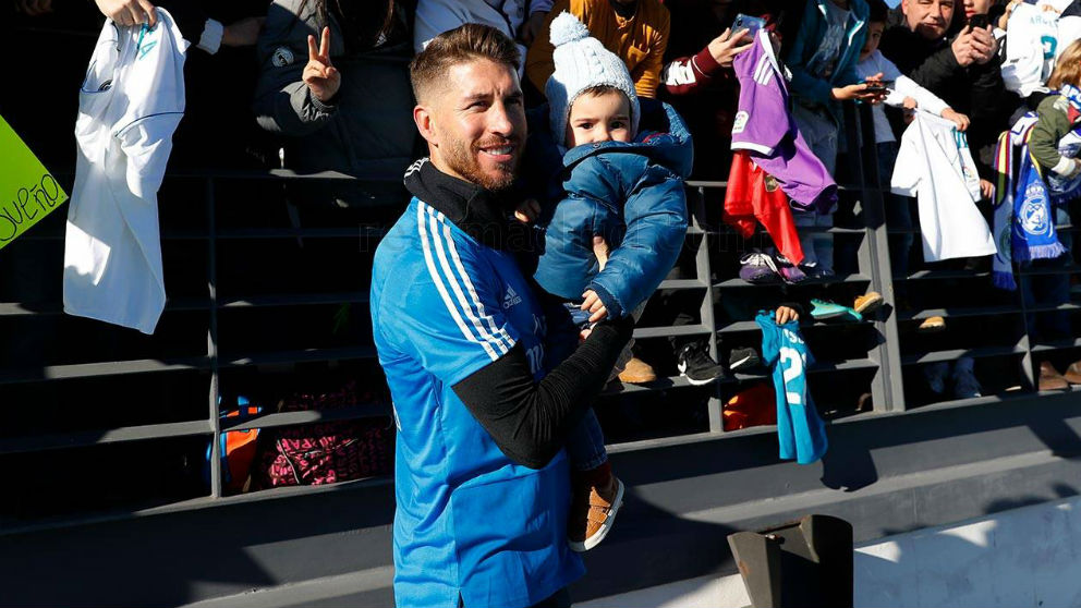 Sergio Ramos posa con un niño tras el entrenamiento. (realmadrid.com)