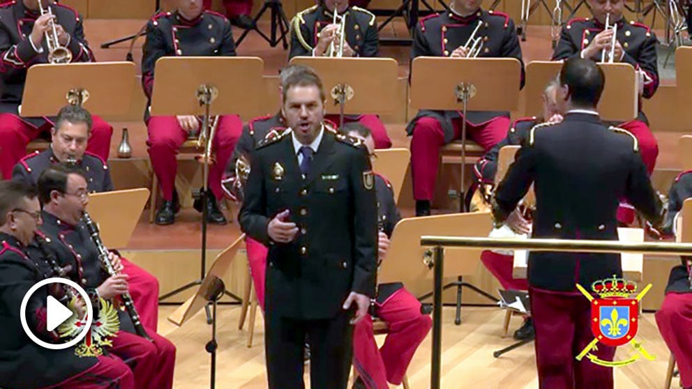 El agente Ángel Cortés interpretando ‘El Novio de la Muerte’ en un concierto benéfico de la Academia General Militar. (Fuente: Ejército de Tierra)