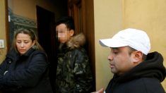 La madre del menor ante la puerta de su vivienda acompañada de otros familiares (Foto: EFE).