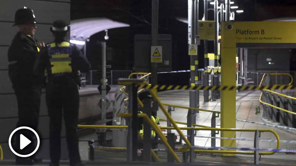 Policías en la estación Victoria de Manchester. Foto: AFP