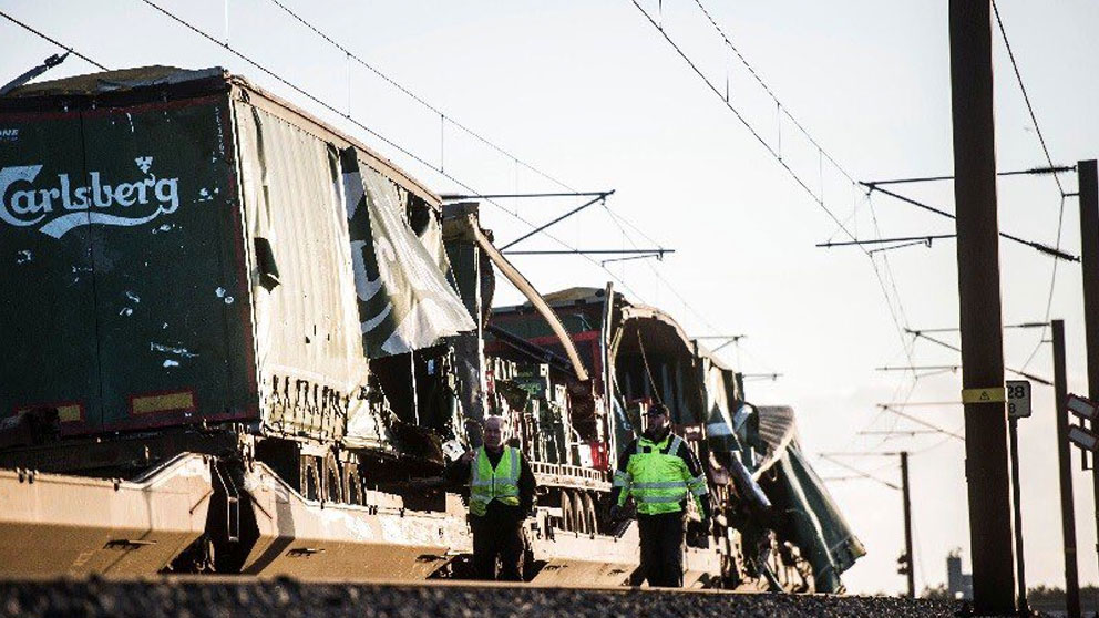 Dos operarios junto al tren accidentado en Dinamarca. Foto: Twitter