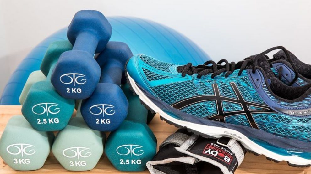 Tanto las mancuernas como las pesas son materiales necesarios para practicar fitness a cualquier hora.