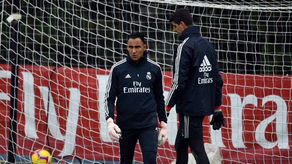Keylor Navas, junto a Courtois en un entrenamiento del Real Madrid. (AFP)