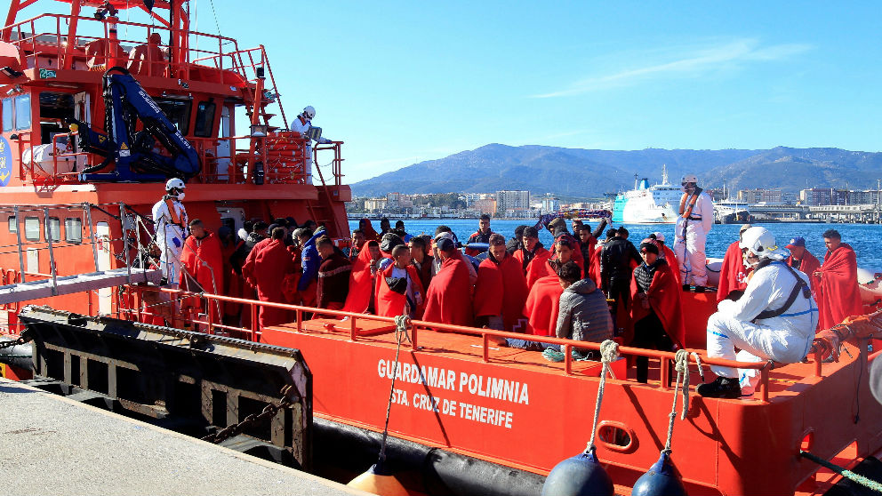 Una embarcación de Salvamento Marítimo con inmigrantes (Foto: EFE).