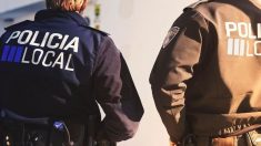 Dos agentes de la Policía local de Ibiza. Foto: Europa Press