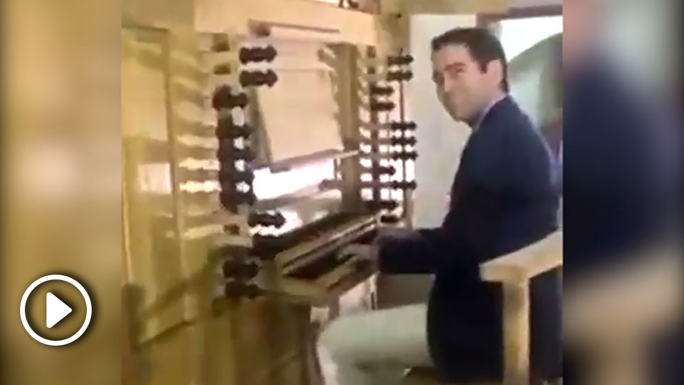 Teodoro García Egea interpretando en un órgano los acordes del Himno de España en respuesta a Puigdemont.