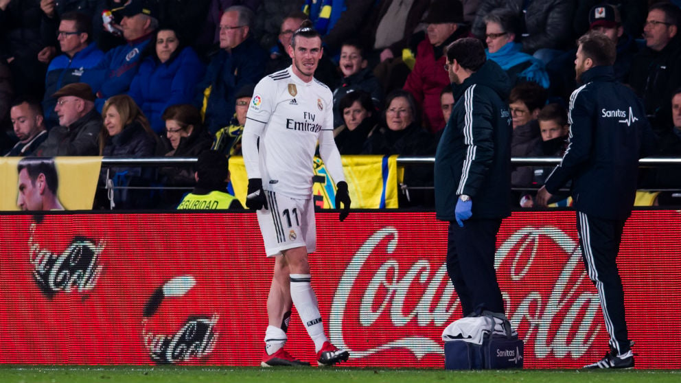 Bale tuvo que ser sustituido al descanso por lesión. (Getty)