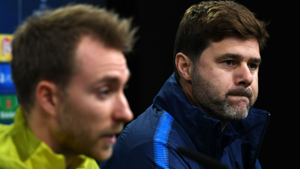 Eriksen y Pochettino en una rueda de prensa con el Tottenham. (AFP)