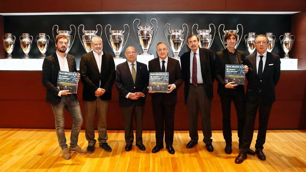 Florentino Pérez posa junto a Antonio Papell y los colaboradores del libro ‘Real Madrid C.F. El mejor del mundo’.