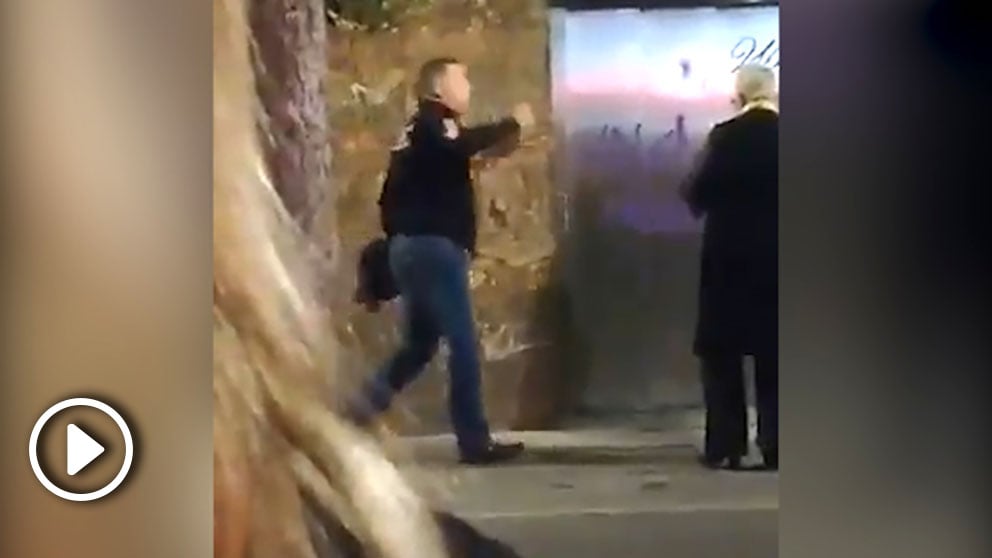 El vídeo demuestra que en ningún momento el guardia civil agrede al dueño del bar