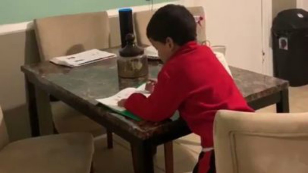 Madre sorprende a su hijo haciendo los deberes con la ayuda de Alexa