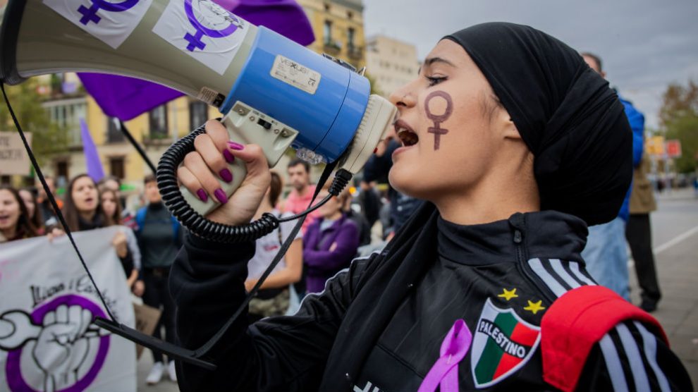 Una portavoz de una manifestación contra la violencia de género. (Foto: EP)