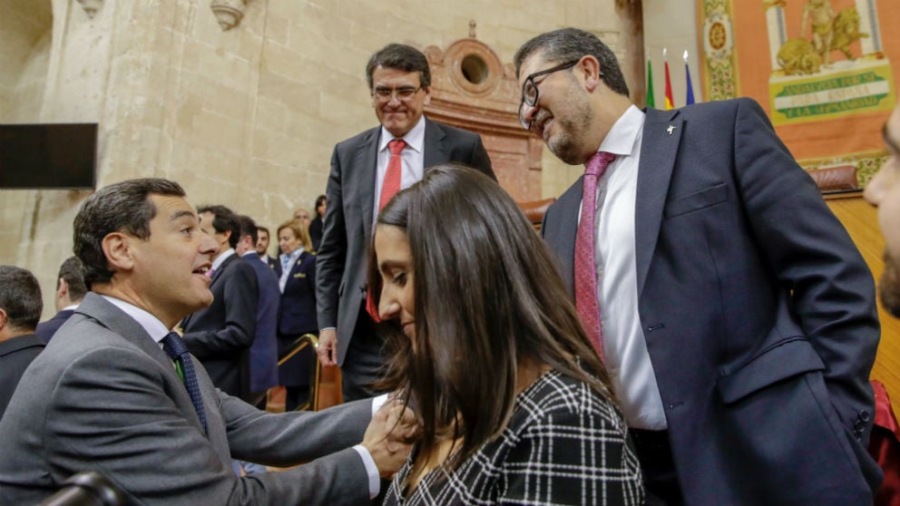 El líder del PP andaluz, Juanma Moreno (i), y el juez Francisco Serrano (d), cabeza de lista de VOX. (Foto: Efe)