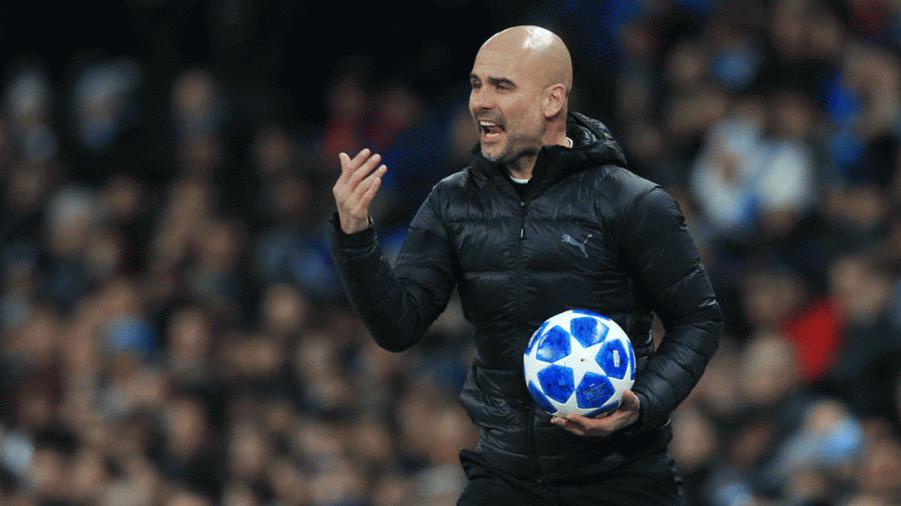 Guardiola da instrucciones en un partido. AFP)