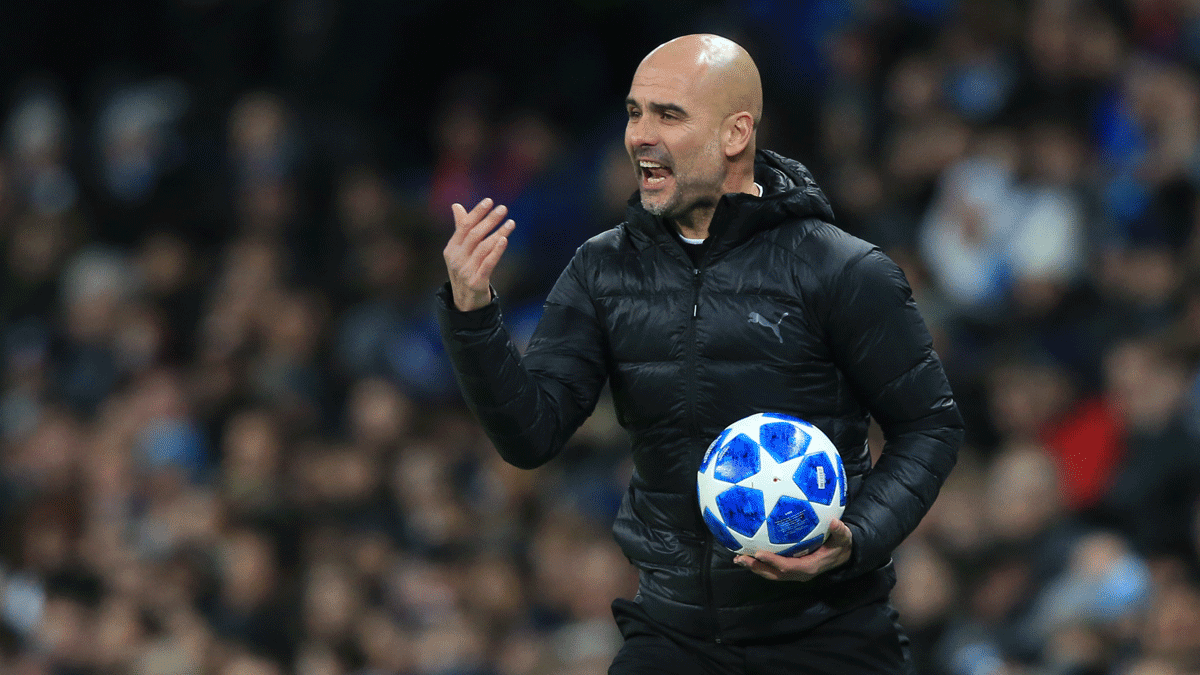 Guardiola da instrucciones en un partido. AFP)