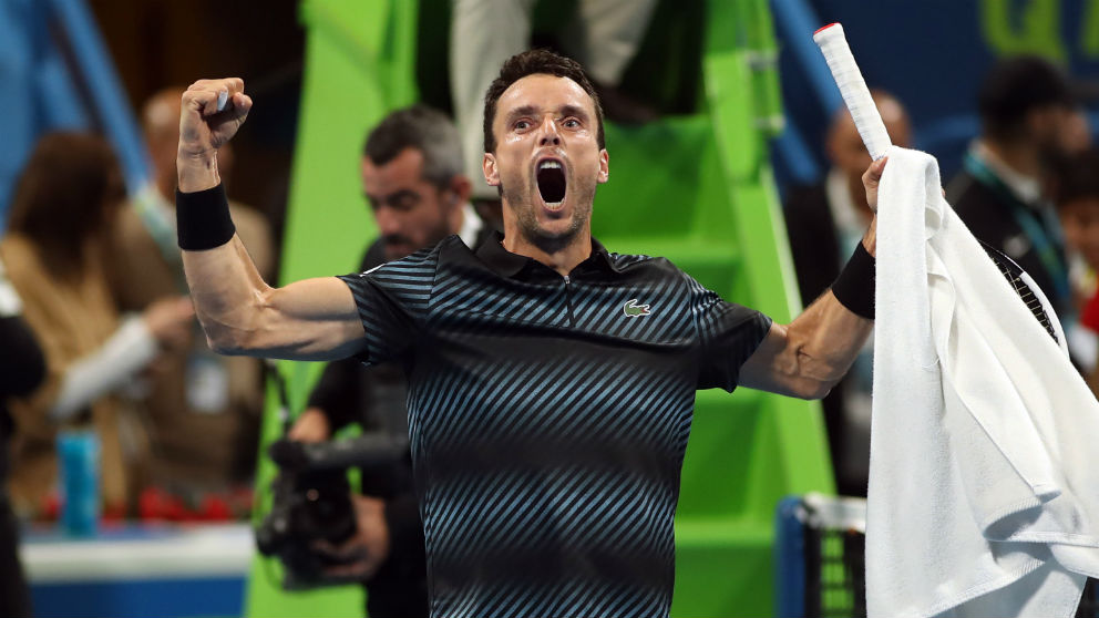 Roberto Bautista celebra su victoria ante Djokovic en Doha. (AFP)