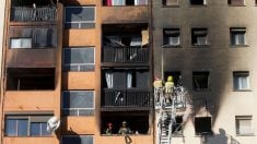 Incendio en un piso asistido por los bomberos.