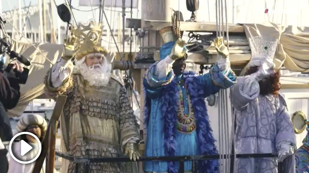 Colau saluda a los Reyes Magos en el puerto de Barcelona.