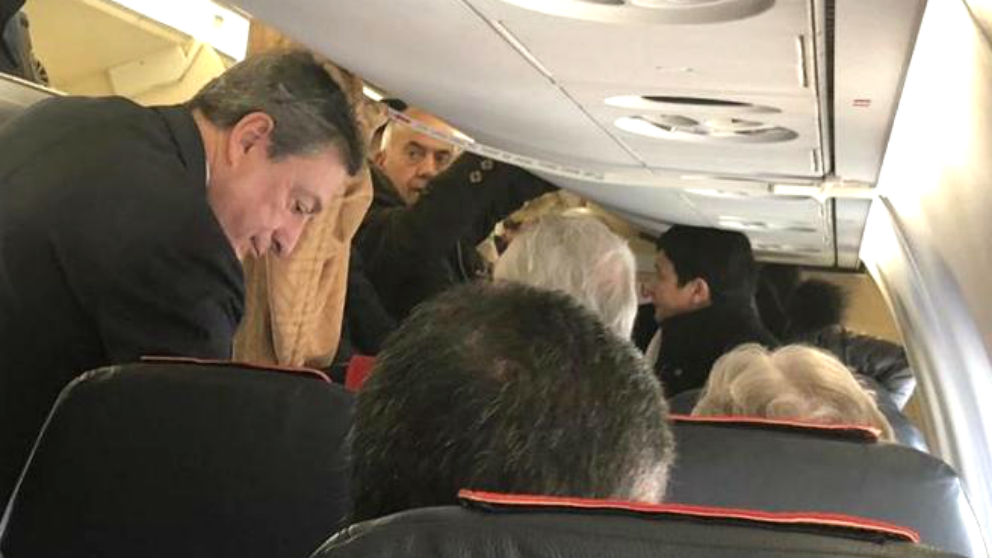 Mario Draghi ocupa su butaca en clase turista, en una foto tomada por otro pasajero del vuelo.