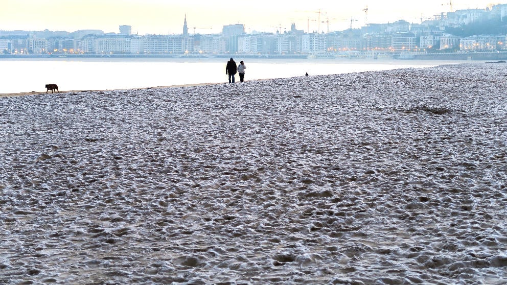 Una playa de San Sebastián con la arena helada (Foto: EFE).