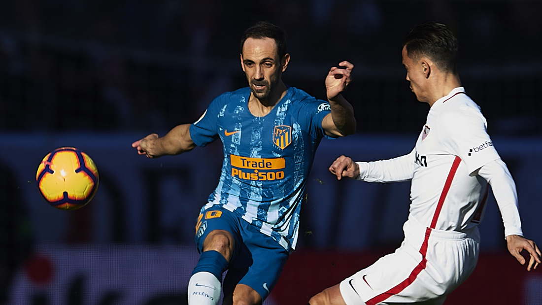 Juanfran y Roque Mesa pelean por un balón durante el Sevilla – Atlético.