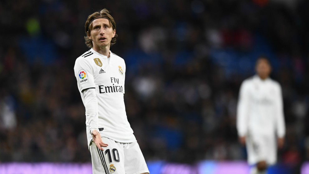 Luka Modric se lamenta tras una jugada. (AFP)