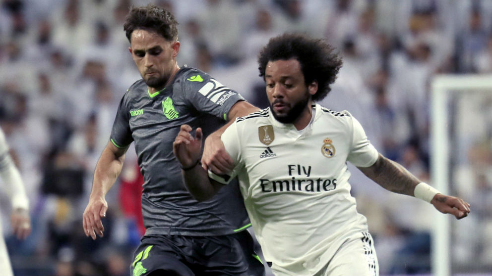 Marcelo disputa un balón en el partido contra la Real Sociedad. (EFE)