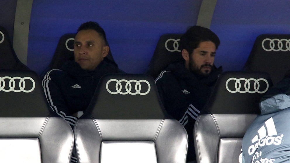 Isco, junto a Keylor Navas, en el banquillo del Bernabéu. (Enrique Falcón)