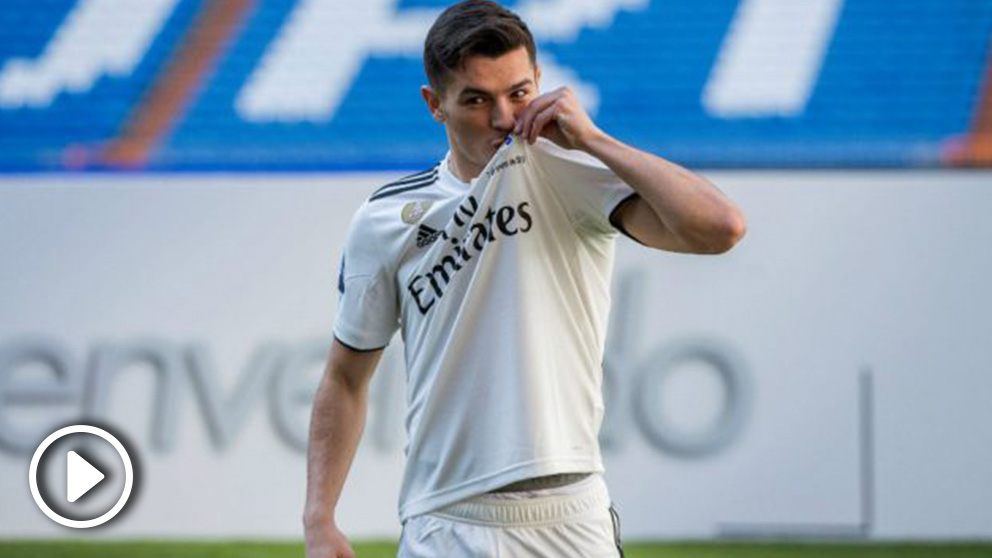 Brahim Díaz se besa es el escudo en su presentación como jugador del Real Madrid. (EFE)