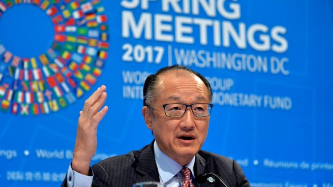 Dimite el presidente del Banco Mundial, Jim Yong Kim