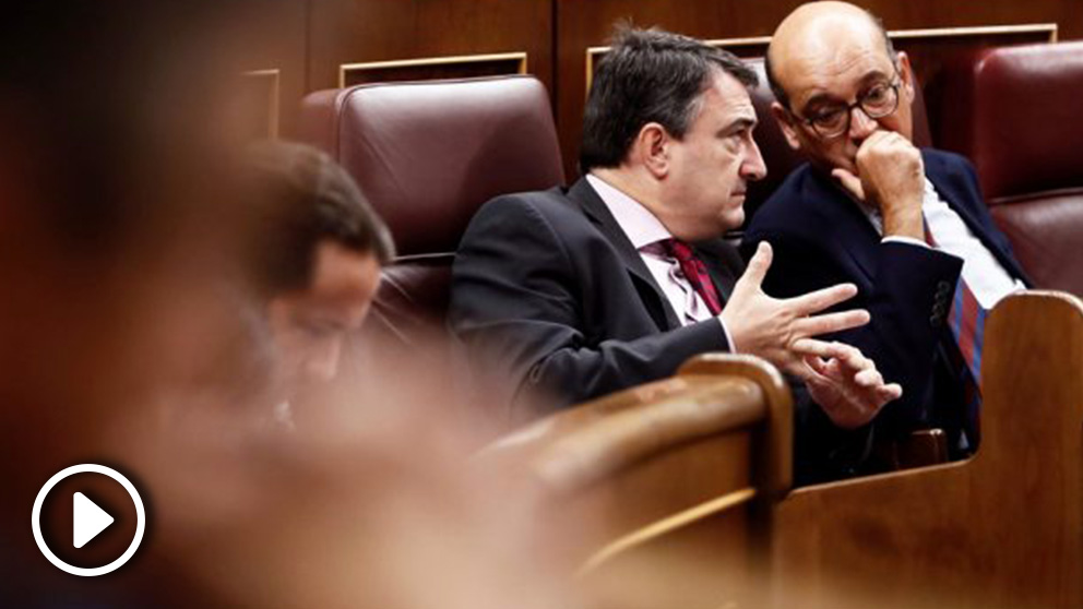 El portavoz del PNV, Aitor Esteban, conversa con el diputado de su grupo Mikel Legarda. (Foto: EFE)