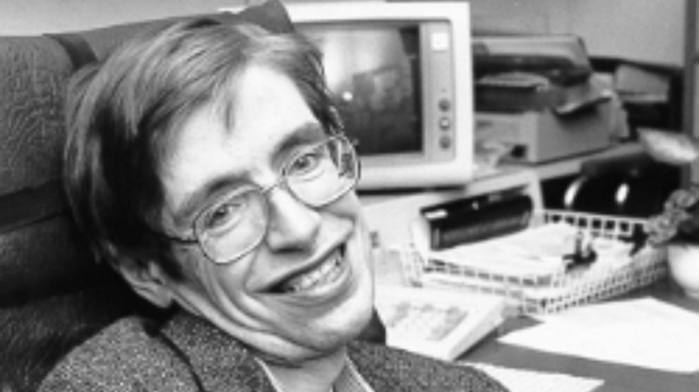 Conoce al grupo de científicos indios que desacreditan a Hawking, Einstein y Newton con pseudociencia