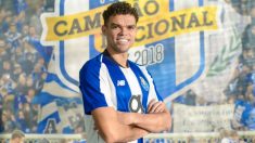 Pepe posa con la camiseta del Oporto.