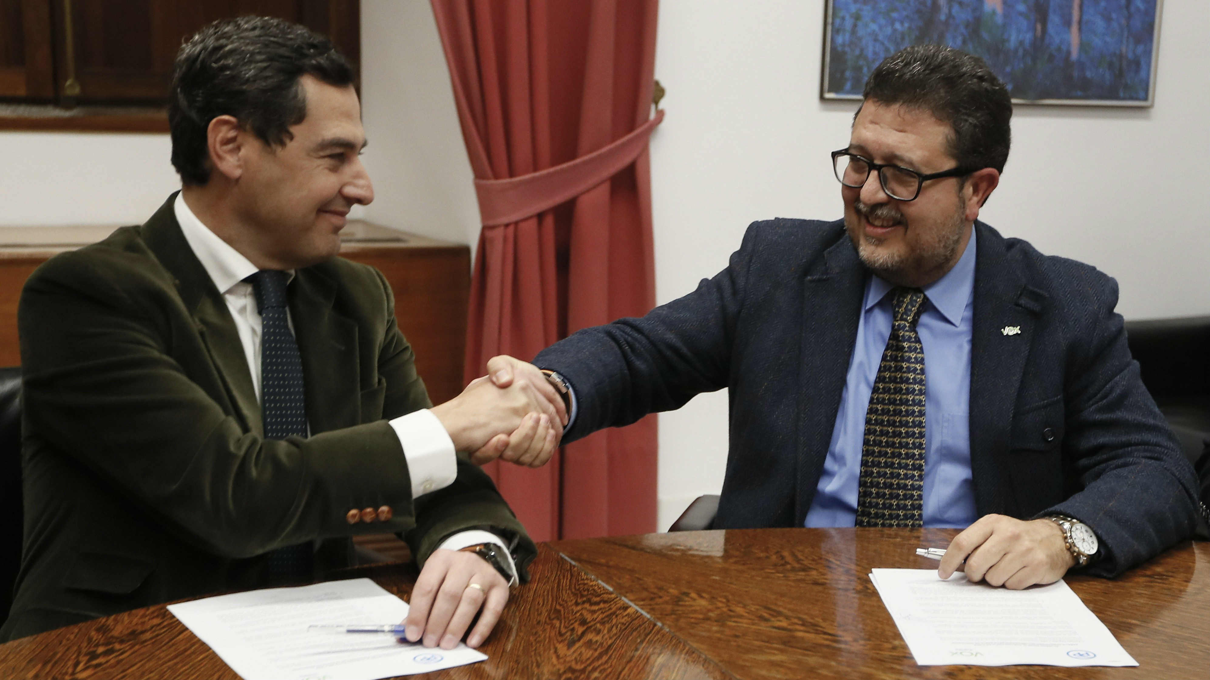 El presidente de la Junta de Andalucía, Juanma Moreno, con el líder regional de VOX, Francisco Serrano. (Foto: EFE)