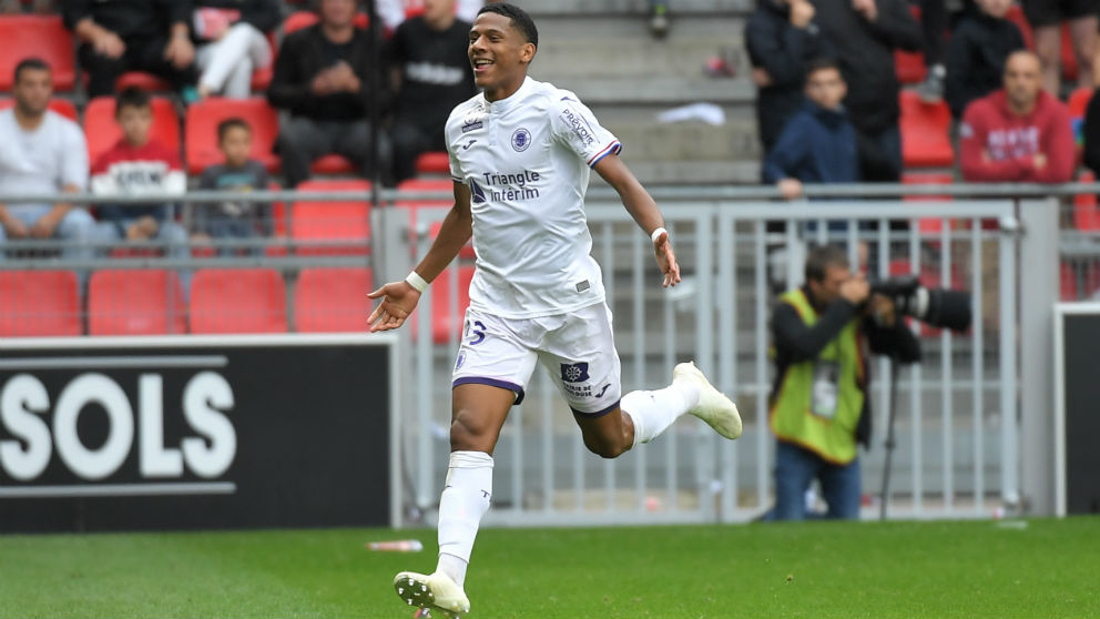 Todibo, próximo jugador del Barcelona, celebra un gol con el Toulouse. (AFP)