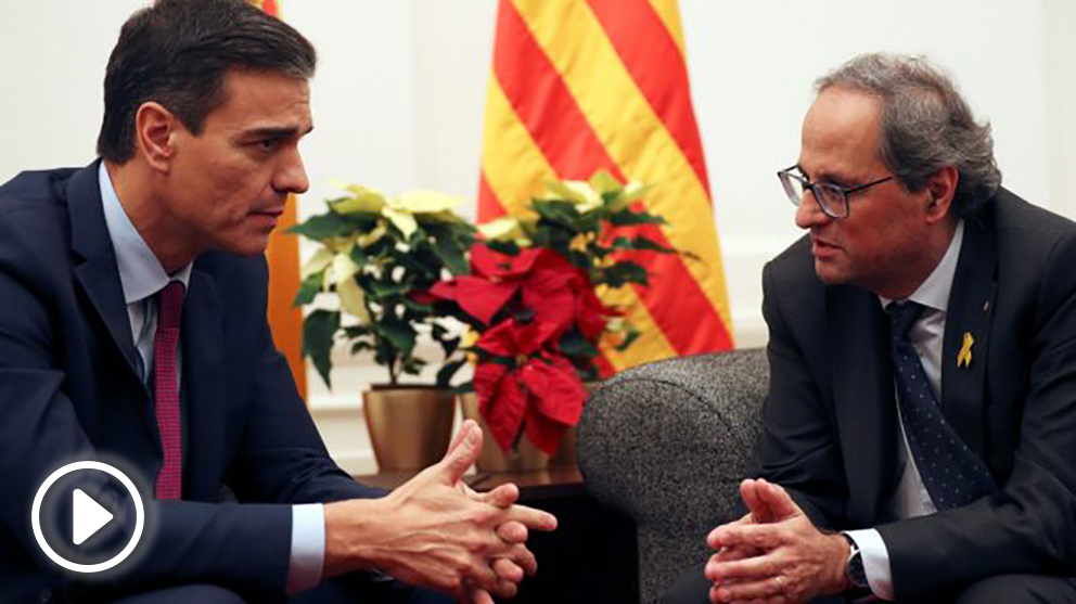 Pedro Sánchez y Quim Torra junto a las flores rojas y amarillas