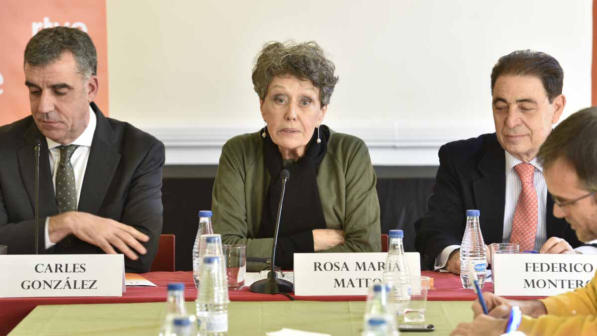 Rosa María Mateo, en el centro de la imagen.