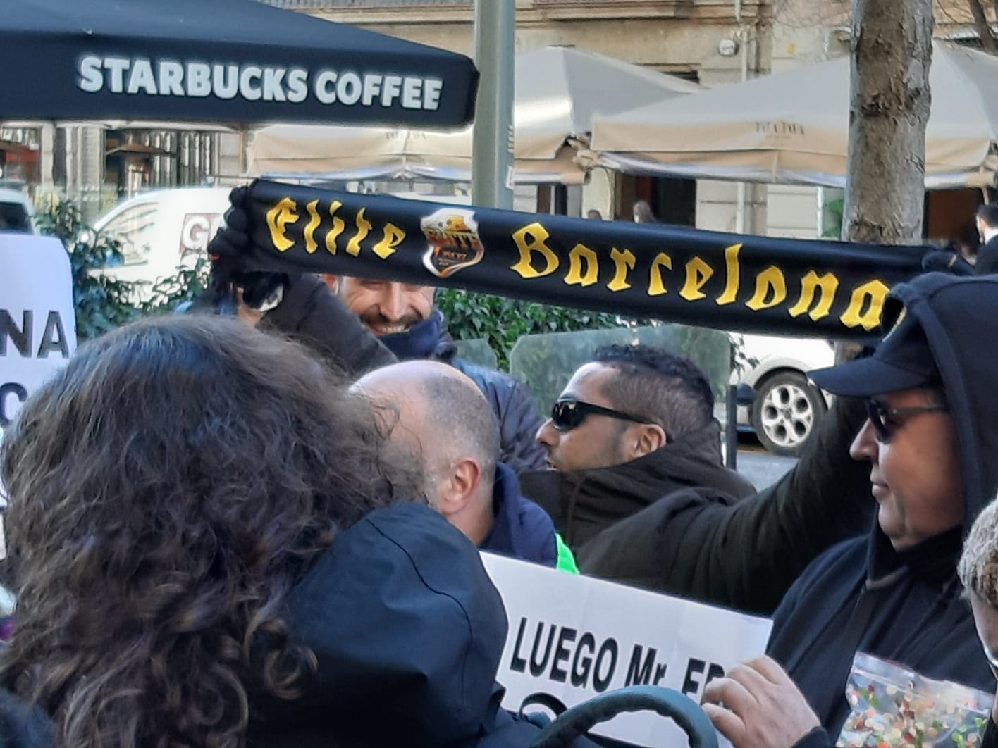 Manifestantes portan bufandas de Elite Barcelona