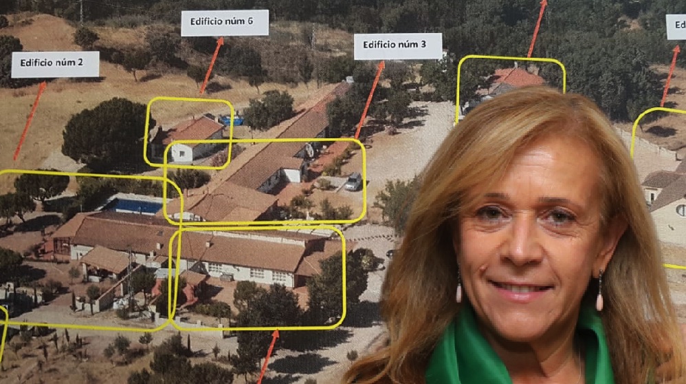 Pilar Martínez (PP) y algunas de las construcciones que se han construido presuntamente de forma ilegal.