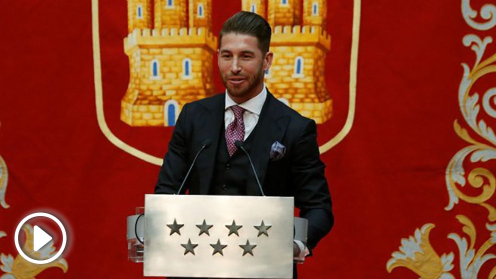 Sergio Ramos recibe un premio de la Comunidad de Madrid. (EFE)