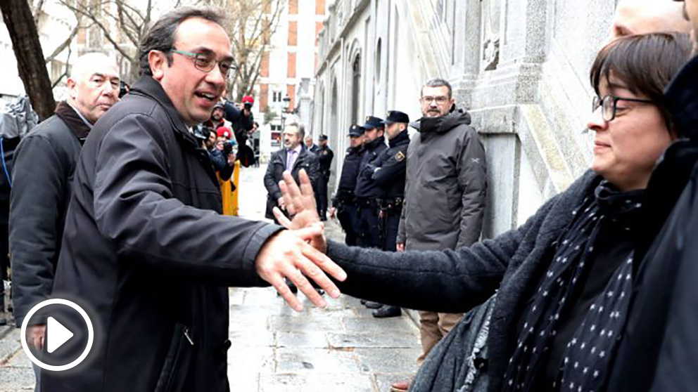 Josep Rull se despide de su mujer en la puerta del Supremo (Foto: Efe).