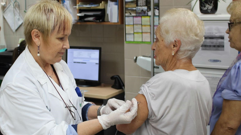 Una enfermera vacunando a una señora. Foto: Europa Press