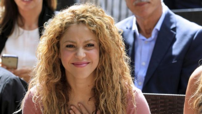 Instagram: Shakira se pinta los labios con la luz apagada