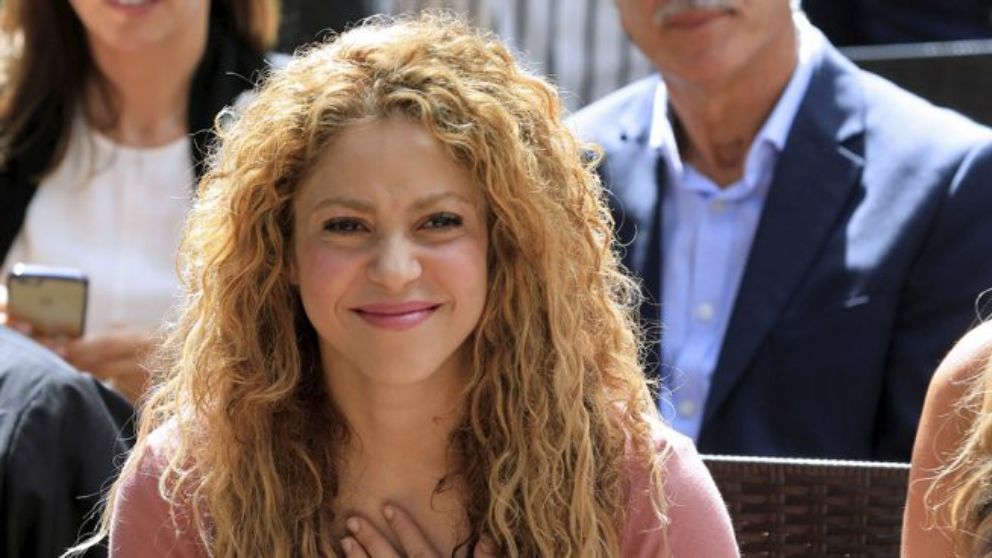 Instagram: Shakira se pinta los labios con la luz apagada