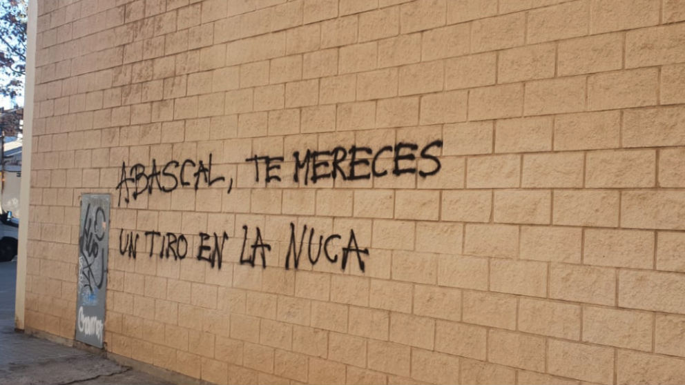 Pintada contra VOX y Santiago Abascal en un local de Barcelona
