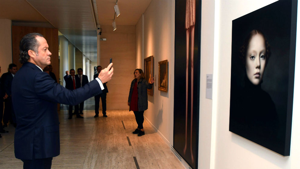 El presidente de Abanca, Juan Carlos Escotet, durante una visita al Museo de León en octubre de 2018 (Foto: EFE).