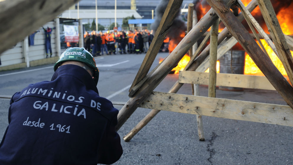 Trabajadores de Alcoa queman neumáticos horas antes de anunciar la huelga en la fábrica de aluminio de La Coruña (Foto: Europa Press)