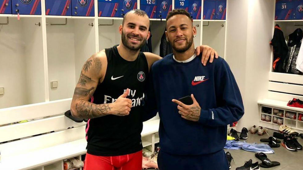Jesé y Neymar en el vestuario del PSG.